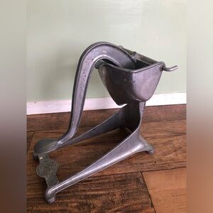 Vintage WEAR-EVER Aluminum Citrus Fruit Press Juicer USA Hand Squeezer Cottage